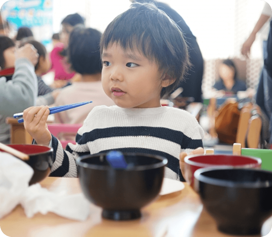 子供が食事している場面の画像