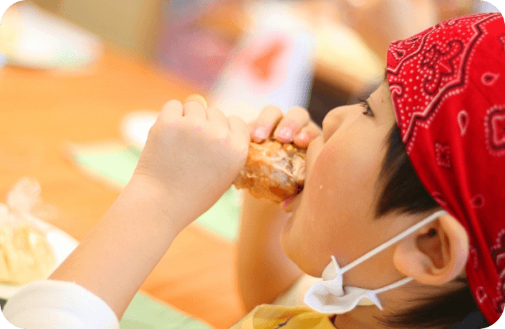 子供が食事している画像