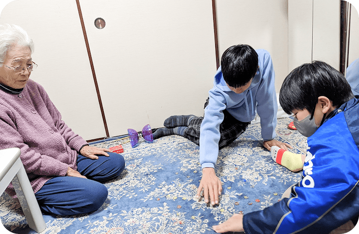 地域の人と子どもが遊んでいる場面