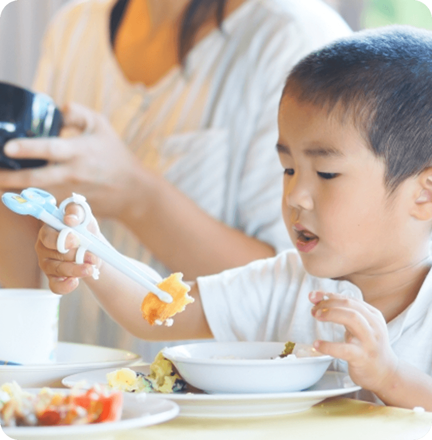 子供が食事している場面の画像
