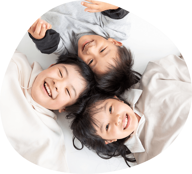 子供たちの笑顔の画像