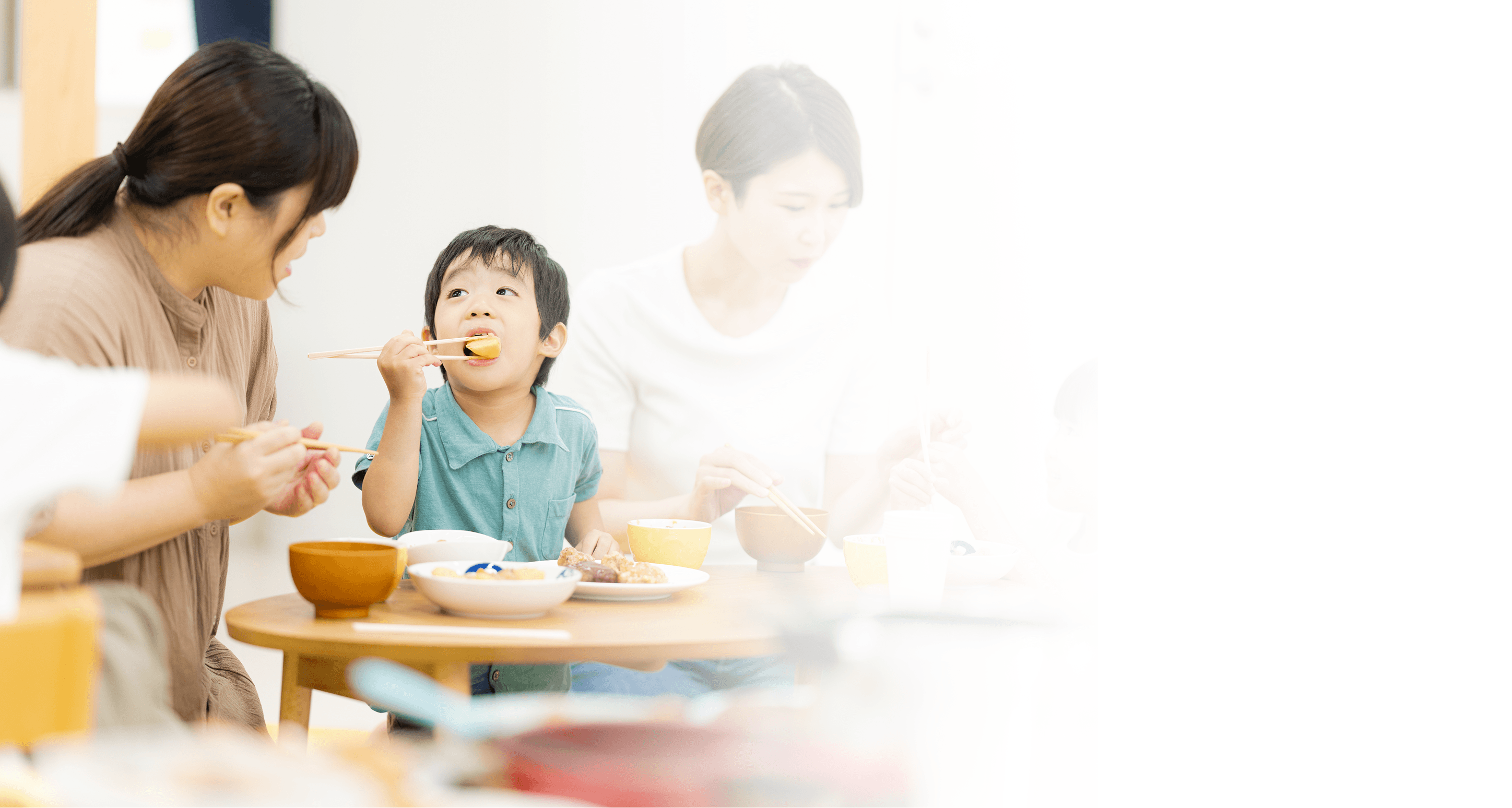 食事をしている家族