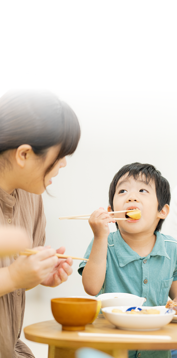 食事をしている家族