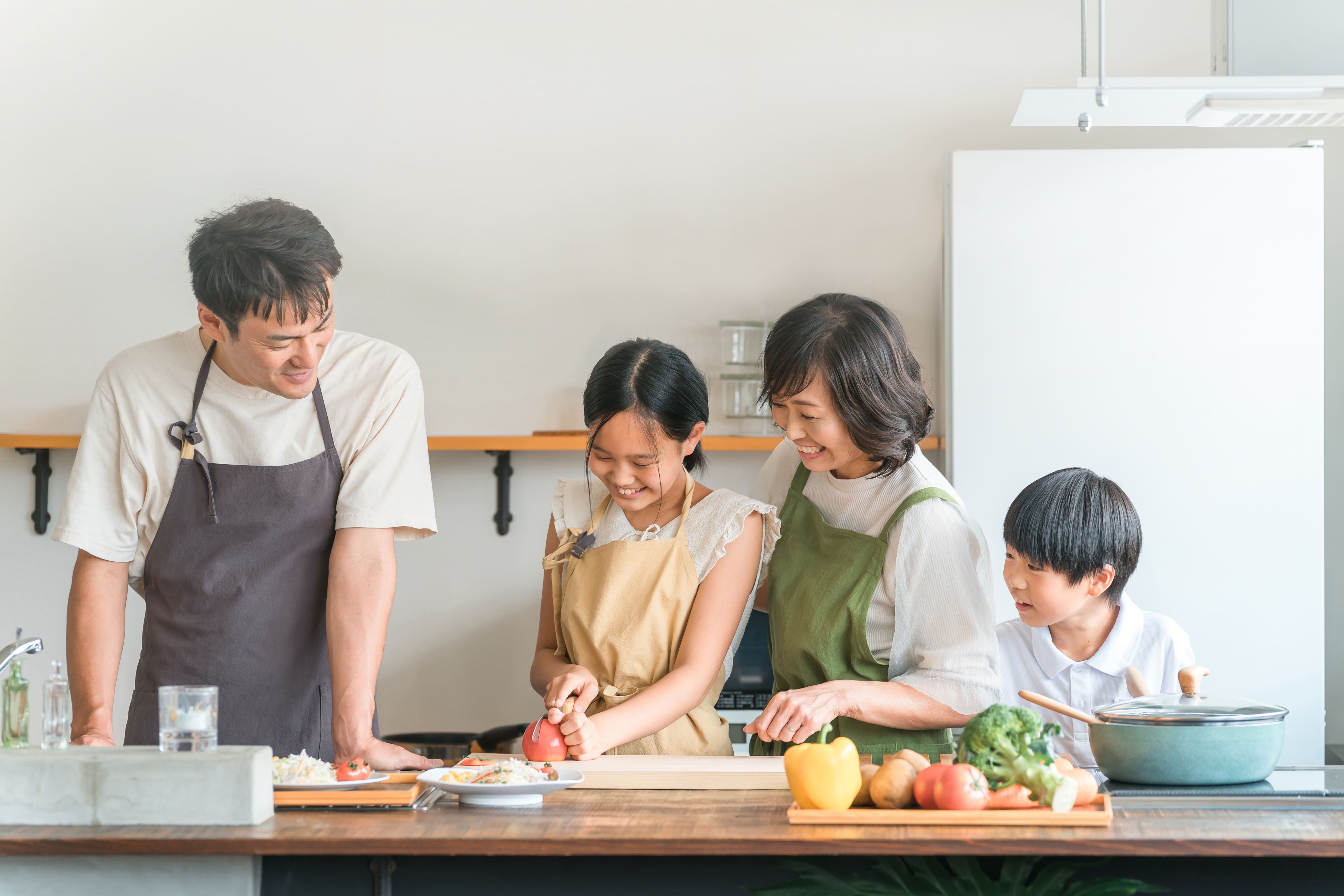 料理する家族