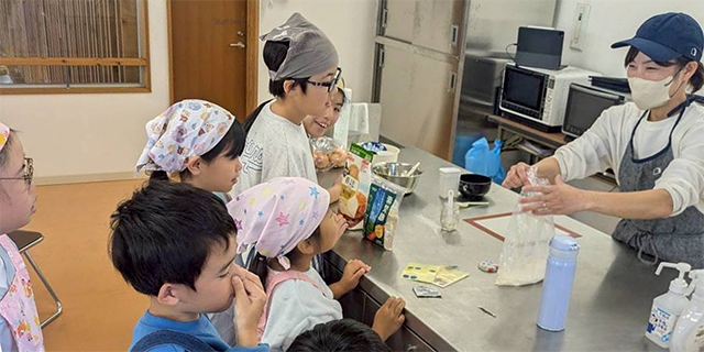 料理中の子どもたち