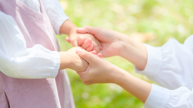 手をつなぐ