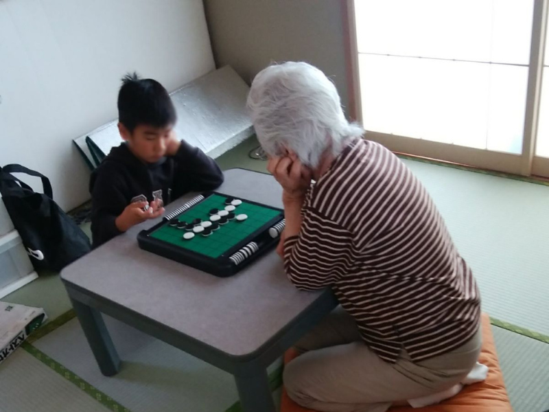 地域の人と子どもが遊んでいる場面